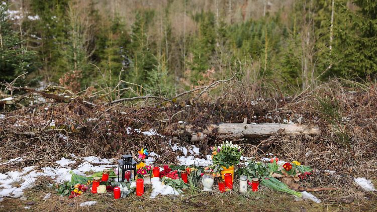 Kerzen und Blumen zum Andenken an die ermordete Luise.
