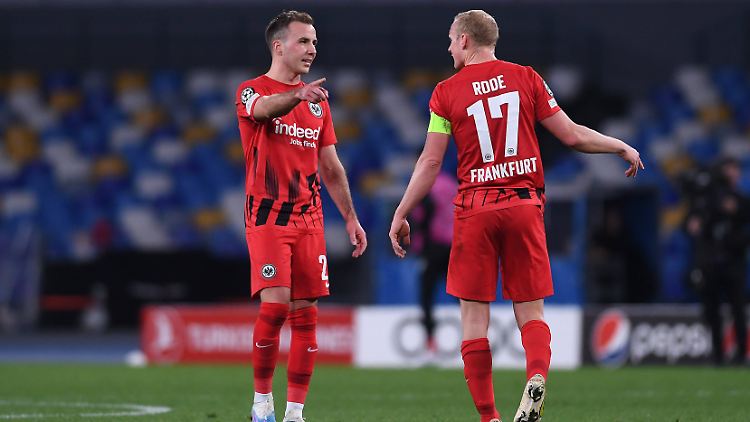 Götze im Gespräch mit SGE-Kapitän Sebastian Rode.