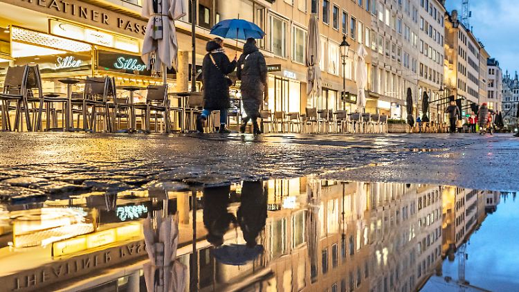 Regennasse Straßen in München. 