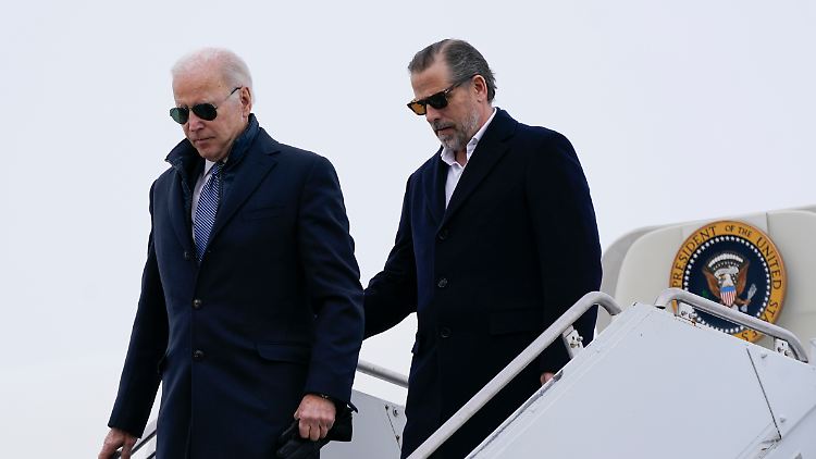 US-Präsident Biden und sein Sohn Hunter verlassen Anfang Februar eine Air Force One für eine Trauerfeier. 