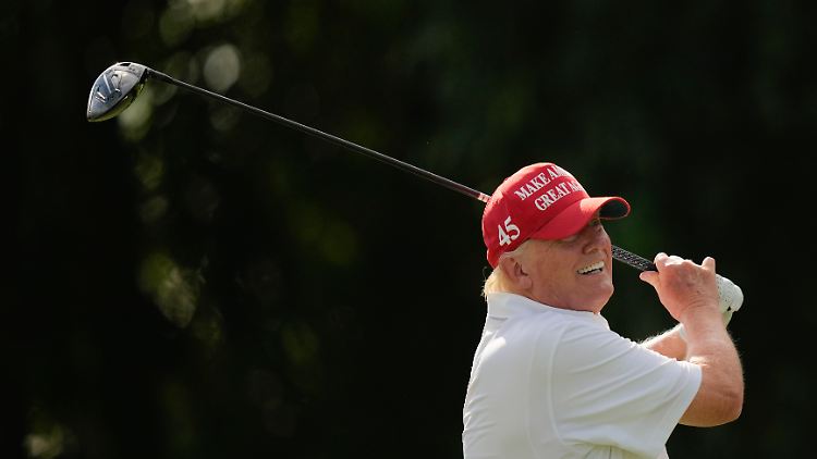 Steht Trump bald mal mit den goldenen Schlägern aus Japan auf dem Golfplatz? 