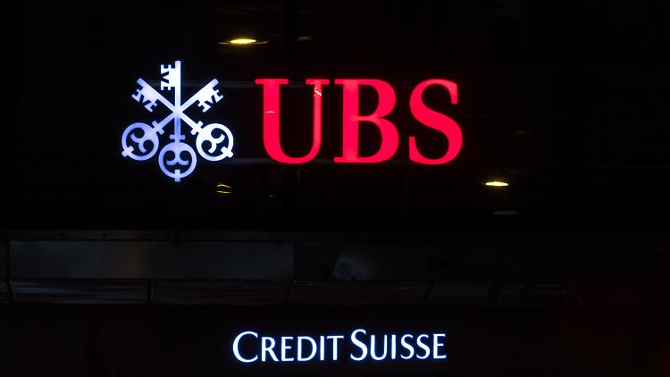 Die Schweizerische Nationalbank hoffe auf eine "einfache Lösung, bevor die Märkte am Montag öffnen", so eine anonyme Quelle.