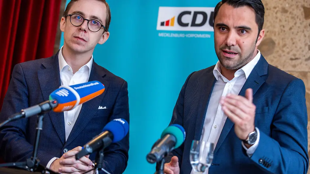Der-Bundestagsabgeordnete-Philipp-Amthor-l-CDU-und-Daniel-Peters-r