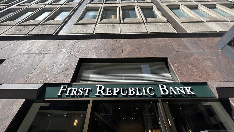 Elf US-Banken haben mit einer konzertierten Aktion der Bank unter die Arme gegriffen.