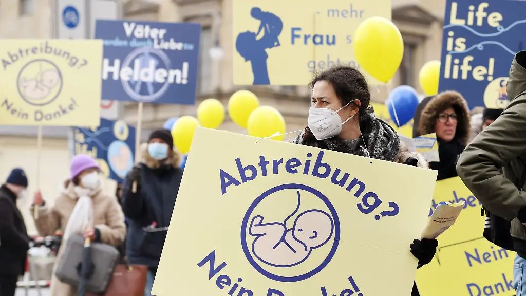 Eine-Frau-nimmt-an-einer-Demonstration-von-Abtreibungsgegnern-unter-dem-Titel-Marsch-fuers-Leben-teil-und-traegt-ein-Schild-mit-der-Aufschrift-Abtreibung-Nein-Danke