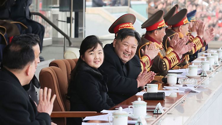 Familienspaß: Die Staatsmedien inszenieren Kim Jong Un als liebevollen Vater.