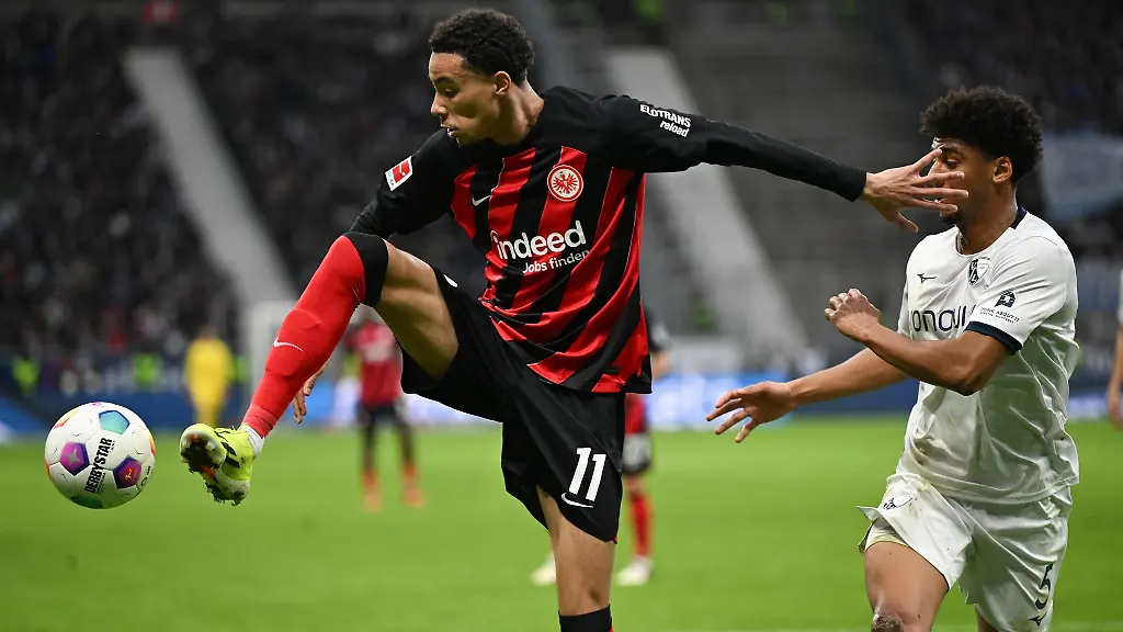 Frankfurts-Hugo-Ekitike-l-und-Bochums-Bernardo-kaempfen-um-den-Ball-Ekitike-kehrt-nach-einer-Verletzung-in-den-Kader-von-Eintracht-Frankfurt-zurueck