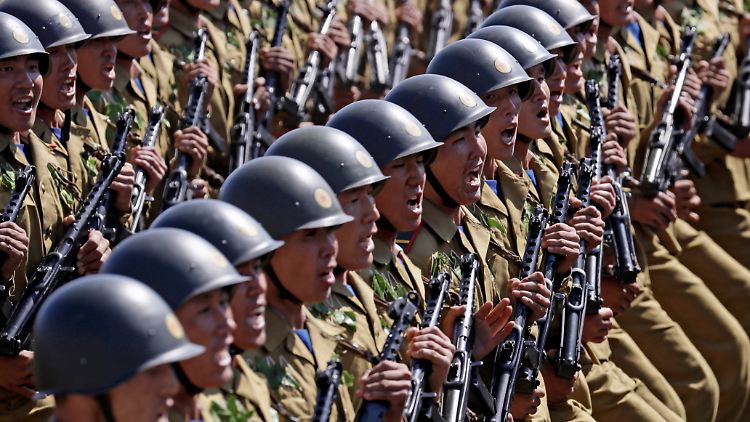Nordkoreanische Soldaten marschieren während einer Militärparade zum 70. Jahrestag der Staatsgründung Nordkoreas.