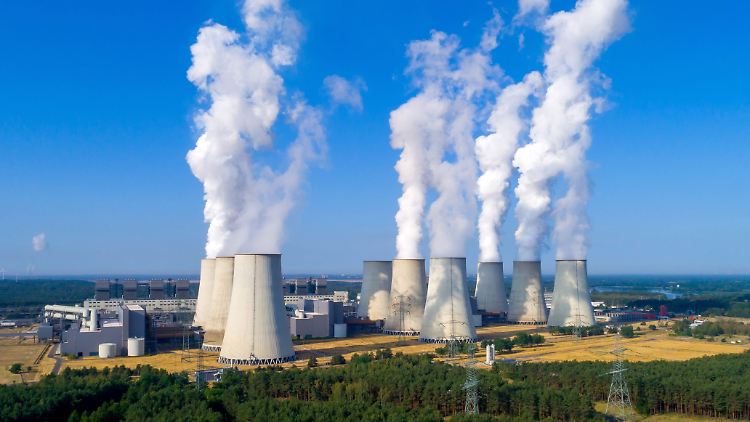 Das Braunkohlekraftwerk Jaenschwalde (LEAG) in der Lausitz. 