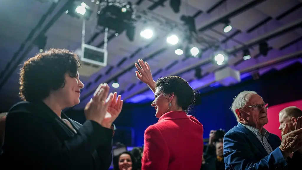 Sahra-Wagenknecht-Parteivorsitzende-winkt-beim-Gruendungsparteitag