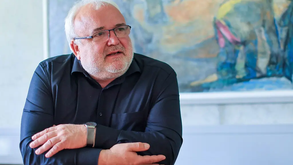Zoodirektor-Joerg-Junhold-sitzt-in-seinem-Buero-im-Leipziger-Zoo