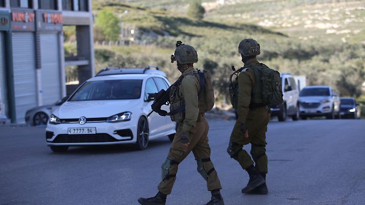 Israelische Soldaten sollen die beiden Personen medizinisch versorgt haben.