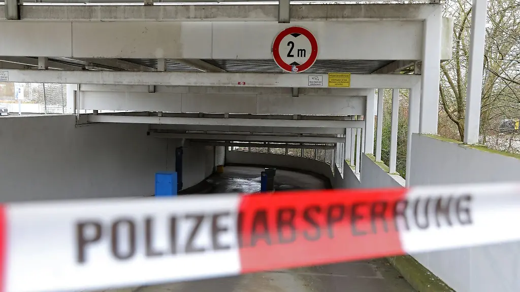Vor-die-Ein-und-Ausfahrt-einer-Tiefgarage-hat-die-Polizei-ein-Absperrband-gespannt
