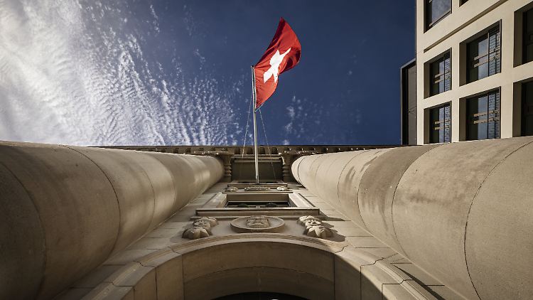 UBS fordert Insidern zufolge umfangreiche Staatsgarantien für die mögliche Notübernahme der Credit Suisse. 