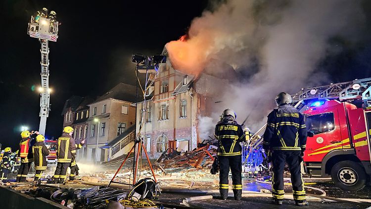Über 100 Feuerwehrleute sind im Einsatz. 