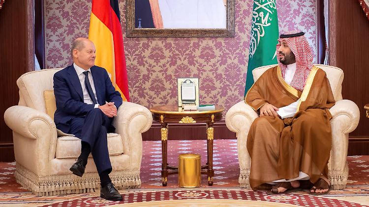 Wegen des Mords an dem Journalisten Jamal Khashoggi wurden Waffenlieferung nach Saudi-Arabien weitgehend gestoppt (Bild: der saudische Kronprinz Mohammed bin Salman mit Kanzler Olaf Scholz im September 2022). 