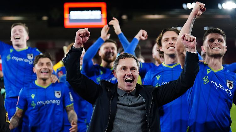 Jubel nach dem Spiel in der fünften Runde des FA Cup: Grimsby Town mit Trainer Paul Hurst.