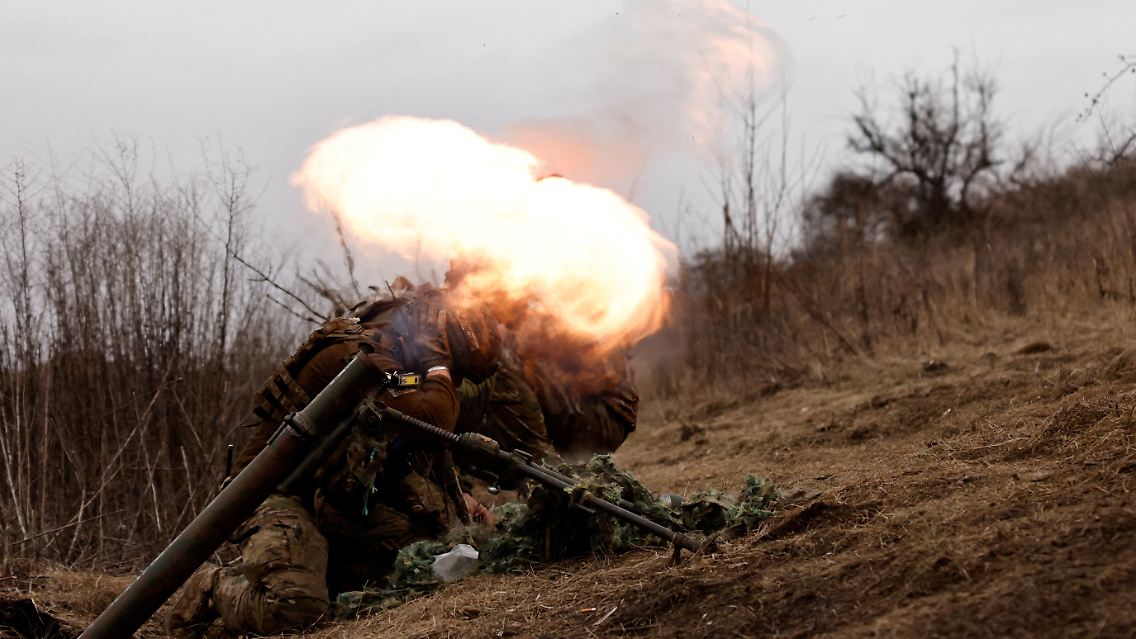 Bachmut: Während sie die Mörsergranate abfeuern, gehen die Soldaten in Deckung.