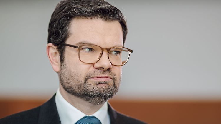 "Solch schwere Verbrechen" könnten nicht "folgenlos bleiben", sagte Buschmann.