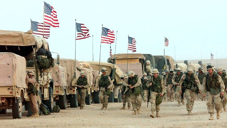 Die Aufnahme zeigt amerikanische Truppen am 19. März 2003 im nördlichen Kuwait kurz vor dem Einmarsch. 