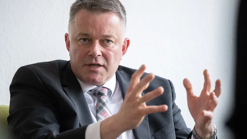 Gordon-Schnieder-Vorsitzender-der-CDU-Fraktion-des-Landtags-von-Rheinland-Pfalz-spricht-waehrend-eines-Interviews-auf-dem-gruenen-Sofa-in-der-Mainzer-dpa-Redaktion