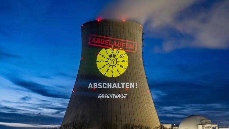 Greenpeace-Aktivisten feiern vor: Mitte Mai gehen im AKW Isar 2 die Lichter aus.  