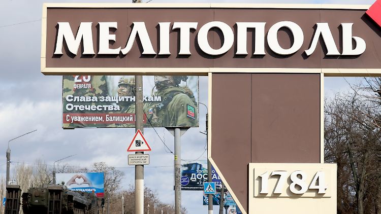 Das Bild der russischen Staatsagentur TASS zeigt eine Stele am Ortseingang von Melitopol.