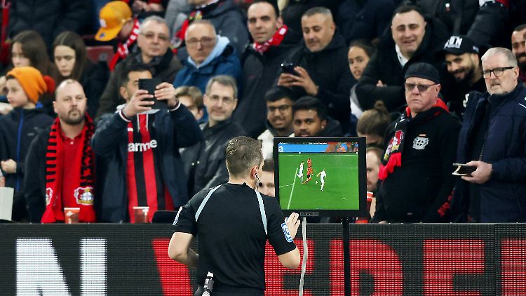 Der Bildschirm am Spielfeldrand spielte eine Hauptrolle, weil Schiedsrichter Stieler zweimal falsch urteilte.