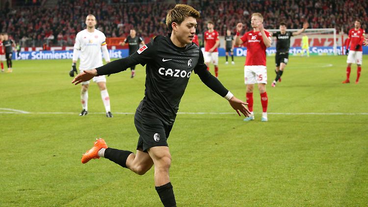 Doan dreht jubelnd ab, im Hintergrund ärgern sich die Mainzer.