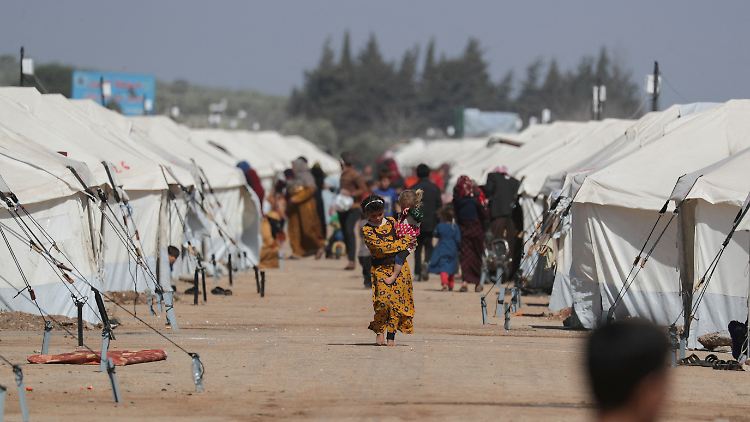 Überlebende des Erdbebens in Syrien in einer eigens errichteten Zeltstadt