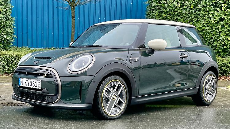 Der geschlossene Kühlergrill ist quasi das Erkennungszeichen für die elektrisch angetriebene Version.