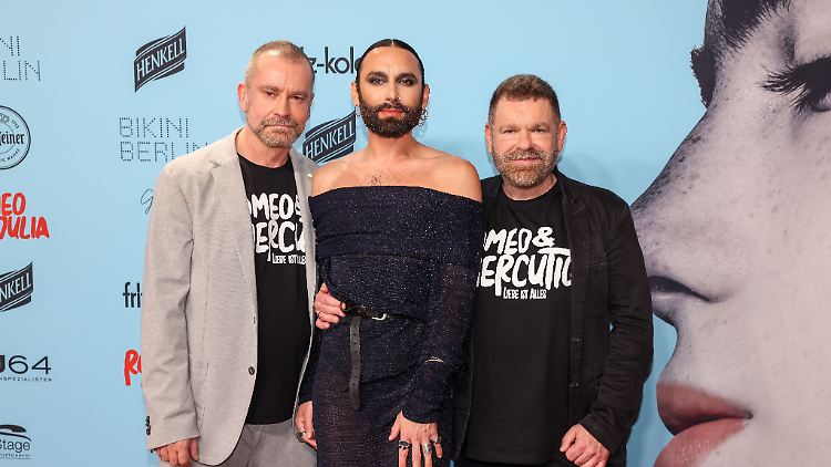 Ulf Leo Sommer, Conchita Wurst und Peter Plate (v.l.) bei der Premiere am Abend in Berlin. 
