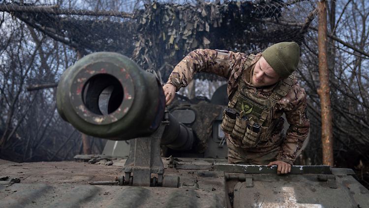 Ein ukrainischer Fallschirmjäger bereitet an der Bachmut-Front eine Panzerhaubitze für den Abschuss vor.