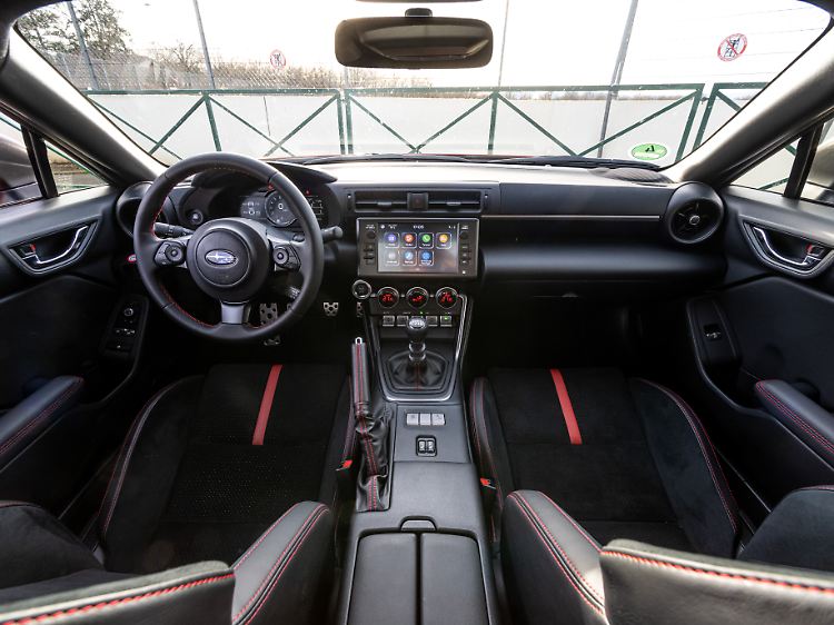 Leicht überarbeitet: die BRZ-Armaturen mit einem Mix aus digitaler und analoger Welt.