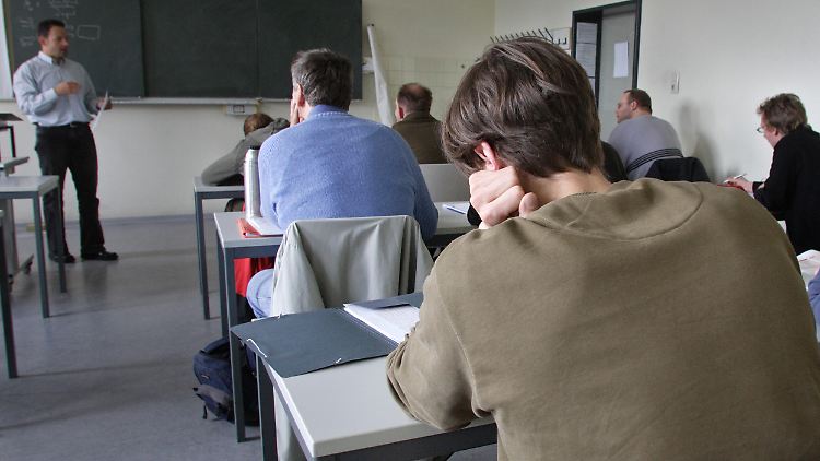 Heute erfahren wir, wie es mit der Bildung in den letzten drei Jahren gelaufen ist. 