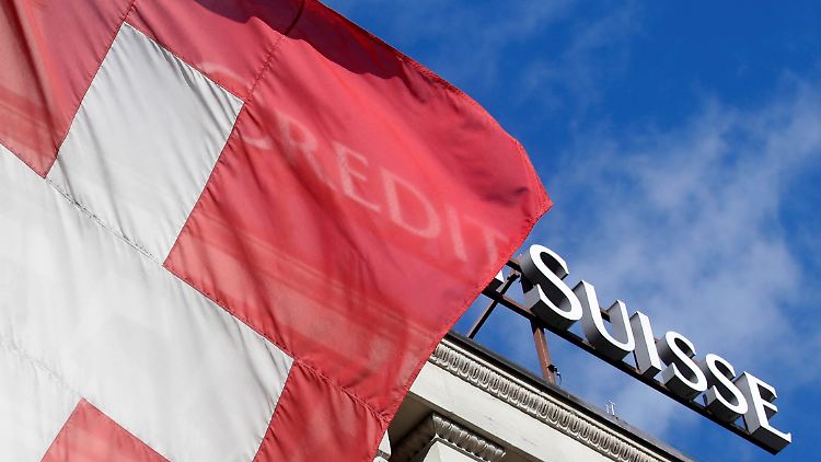 Manche Kritiker finden, die Credit-Suisse-Aktionäre bekommen viel zu wenig für ihre Bank. Andere monieren, dass die Eigner überhaupt Geld bekommen, während einige Anleihegläubier komplett leer ausgehen.