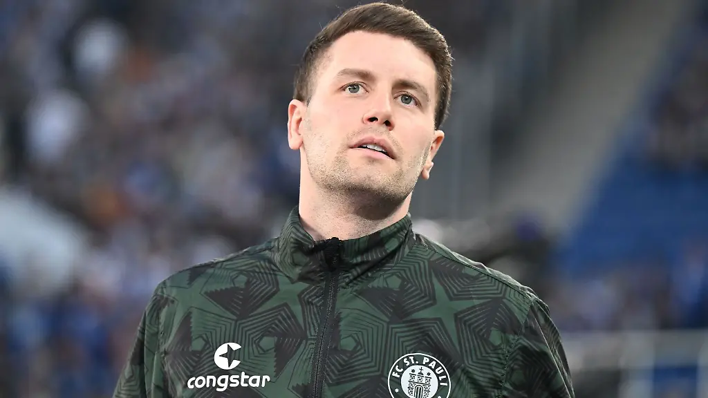 St-Paulis-Trainer-Fabian-Huerzeler-vor-Spielbeginn