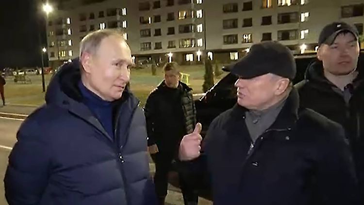 Fast volksnah: Putin mit angeblichen Bewohnern neu errichteter Gebäude im fast gänzlich zerstörten Mariupol.