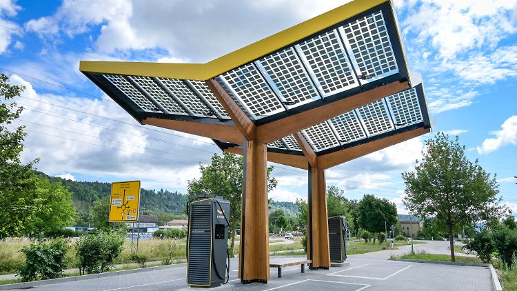 Ladesäule für E-Autos in Bayern: Eine Verlagerung des Aufladens in die Nacht könnte die Spitze des Stromverbrauchs am Abend verkleinern.