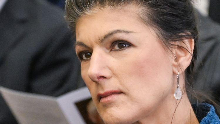 Parteischädigend, respektlos, verantwortungslos, schmipfen Linken-Politiker: Wagenknecht will sich mit ihrer Entscheidung über eine Parteigründung viel Zeit lassen. 