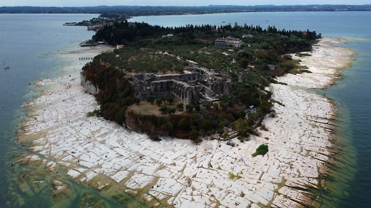 Die Halbinsel Sirmione am Gardasee im August 2022: Der Wasserstand des Sees war nach einer schweren Dürre kritisch gesunken.