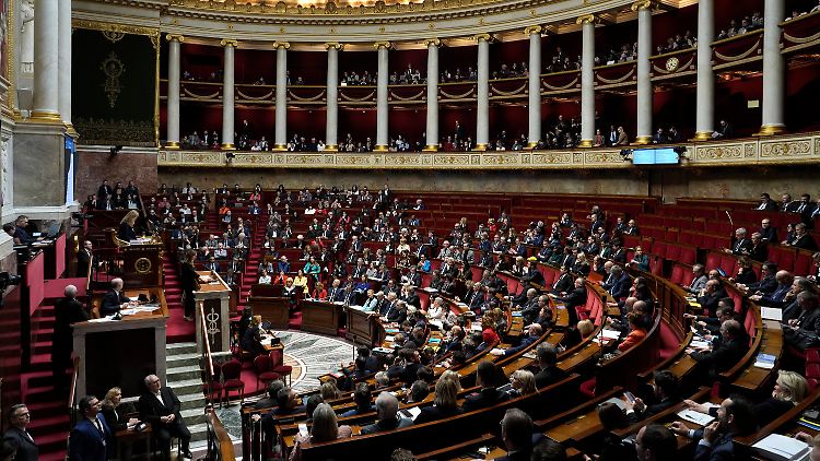 Zwei Misstrauensvoten muss die Regierung im Parlament überstehen.