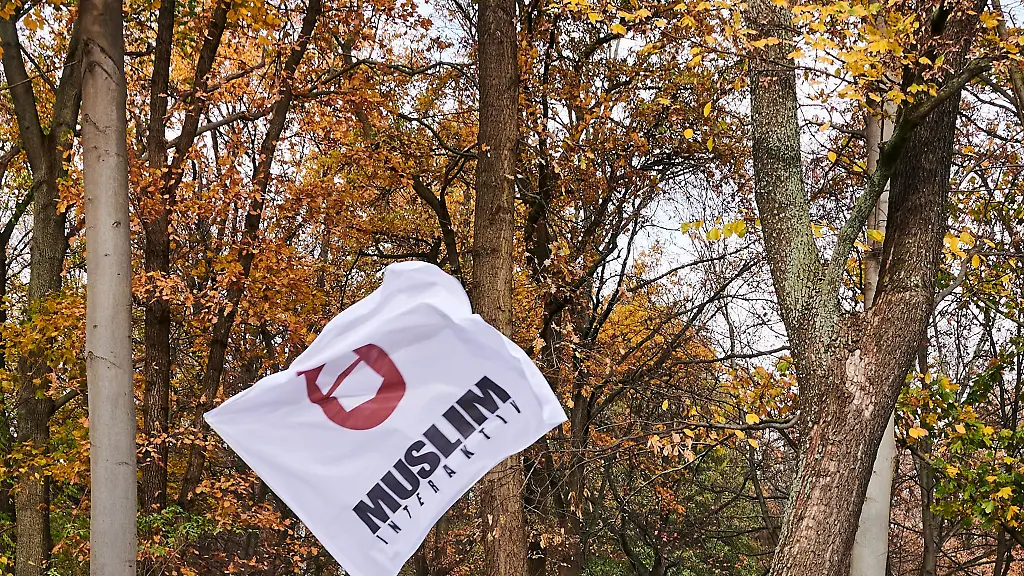 Eine-Fahne-mit-der-Aufschrift-Muslim-Interaktiv