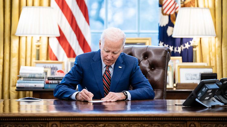 Die US-Regierung prüft weiter, ob das Virus aus einem Labor stammen könnte.