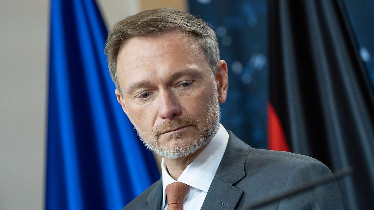 "Wir müssen raus aus den Schulden. Dazu überdenke ich auch wünschenswerte, aber nicht notwendige Vorhaben", sagt Lindner.