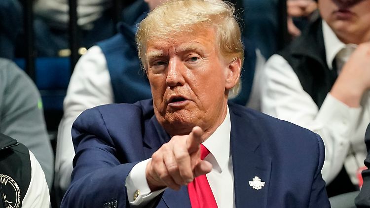 Trump bezeichnet die Ermittlungen gegen ihn als politisch motivierte "Hexenjagd".