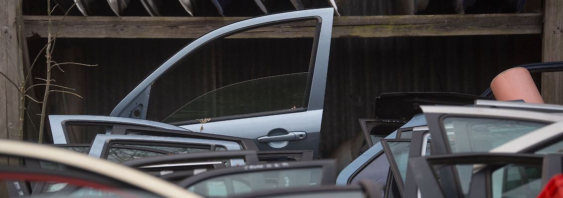 Auf Halde: Gerade bei älteren Autos können gebrachte Teile vom Verwerter Reparaturkosten überschaubarer machen.