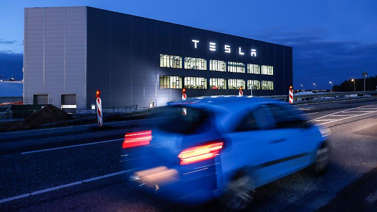4000 Autos stellt das Werk in Brandenburg wöchentlich fertig - es sollen noch deutlich mehr werden.