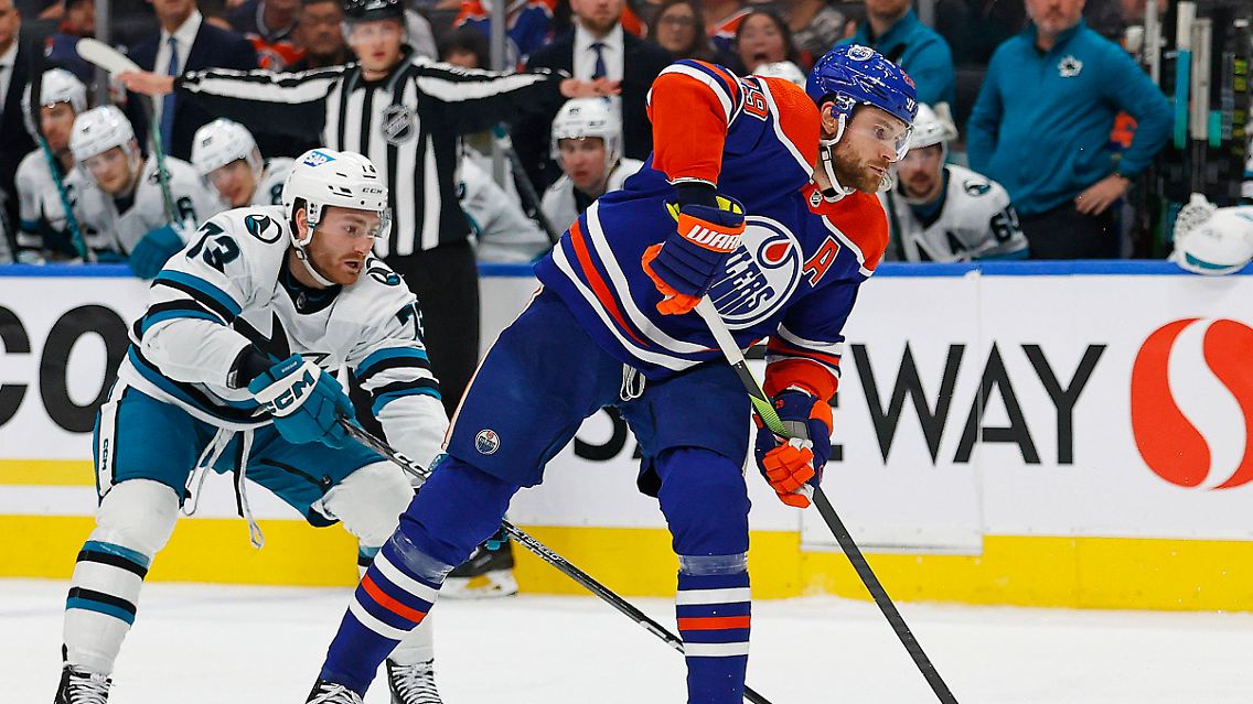 Leon Draisaitl ist schneller als der Shark Noah Gregor.