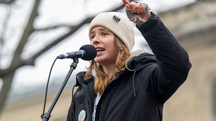 Die Hamburgerin kündigte an, dass Fridays for Future eine an Scholz und Wissing gerichtete Online-Petition mit der Rücktrittsforderung starten werde.